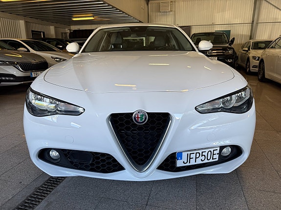 Alfa Romeo Giulia 8 of 11