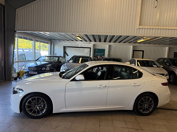Alfa Romeo Giulia 2 of 11