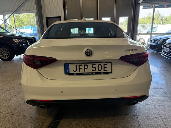 Alfa Romeo Giulia 4 of 11