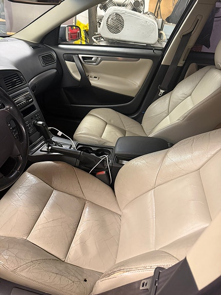 Volvo V70 2 of 7