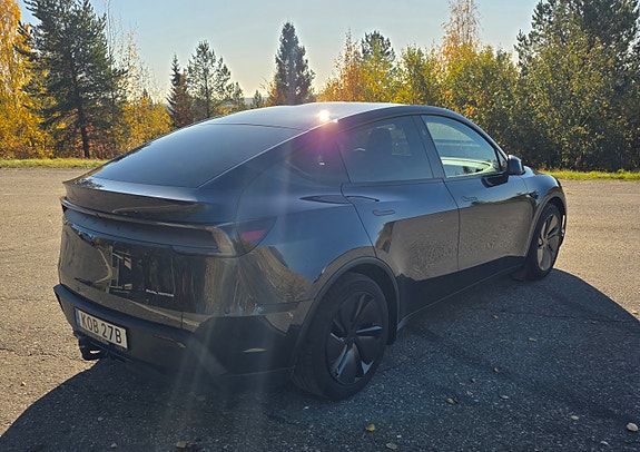 Tesla Model Y 4 of 8