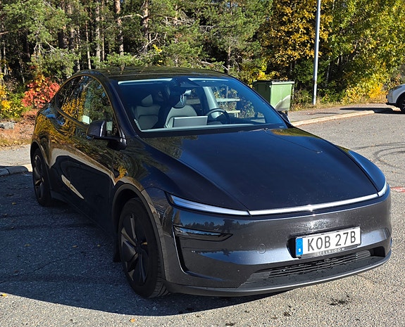 Tesla Model Y 3 of 8