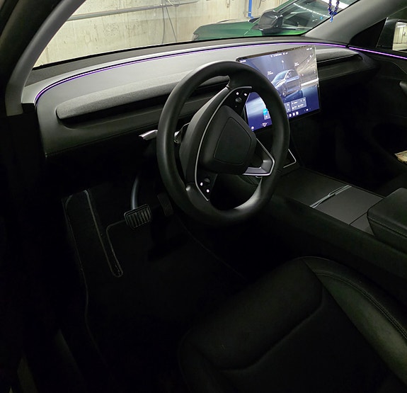 Tesla Model Y 6 of 8