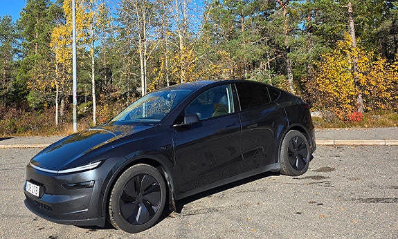Tesla Model Y 2 of 8