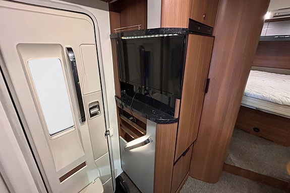 LMC 700 Cruiser Sport Queenbed AUTOMAT Solcell Cykelställ 22 of 30