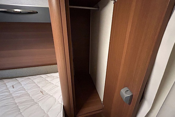 LMC 700 Cruiser Sport Queenbed AUTOMAT Solcell Cykelställ 27 of 30