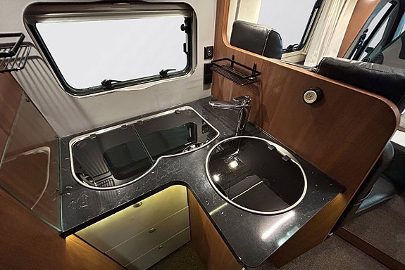 LMC 700 Cruiser Sport Queenbed AUTOMAT Solcell Cykelställ 17 of 30