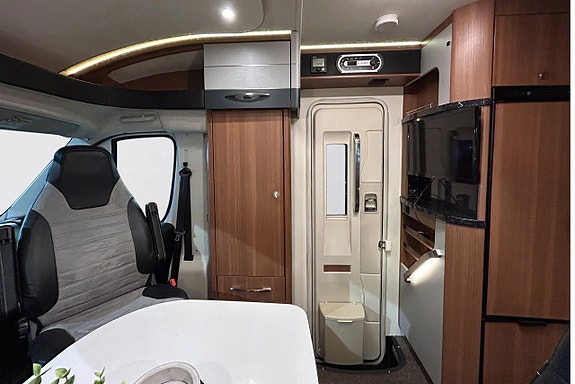 LMC 700 Cruiser Sport Queenbed AUTOMAT Solcell Cykelställ 9 of 30