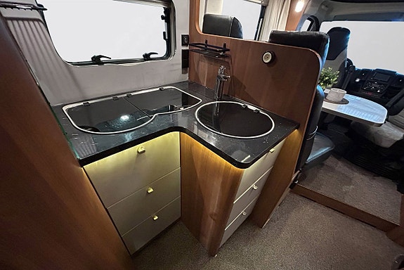 LMC 700 Cruiser Sport Queenbed AUTOMAT Solcell Cykelställ 24 of 30