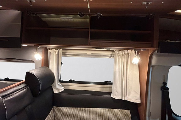 LMC 700 Cruiser Sport Queenbed AUTOMAT Solcell Cykelställ 15 of 30