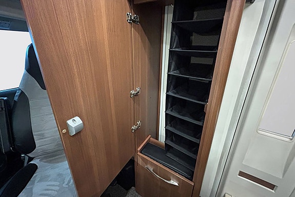 LMC 700 Cruiser Sport Queenbed AUTOMAT Solcell Cykelställ 11 of 30