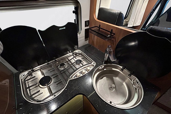 LMC 700 Cruiser Sport Queenbed AUTOMAT Solcell Cykelställ 18 of 30
