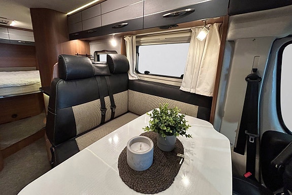 LMC 700 Cruiser Sport Queenbed AUTOMAT Solcell Cykelställ 14 of 30