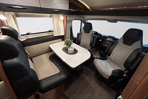 LMC 700 Cruiser Sport Queenbed AUTOMAT Solcell Cykelställ 5 of 30
