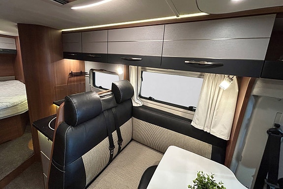 LMC 700 Cruiser Sport Queenbed AUTOMAT Solcell Cykelställ 16 of 30