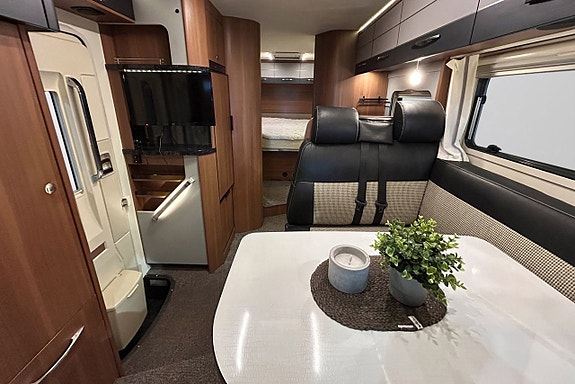 LMC 700 Cruiser Sport Queenbed AUTOMAT Solcell Cykelställ 7 of 30