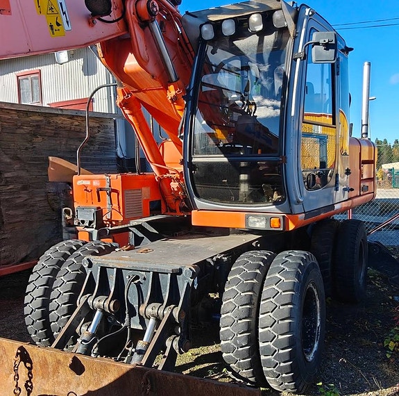 Hitachi EX165W -2001 2 of 12