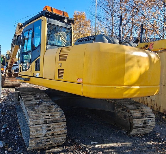 Komatsu PC210LC-8 -2007 2 of 12
