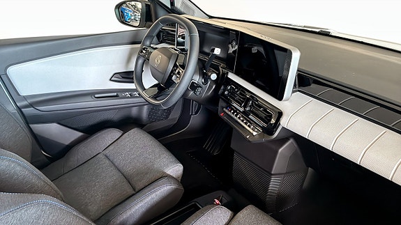 Renault 5 E-Tech 3 of 12