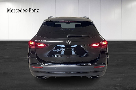 Mercedes-Benz GLA250 e 16 of 17