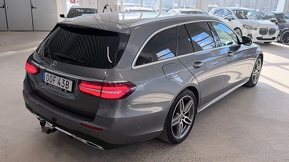 Mercedes-Benz E220 2 of 14