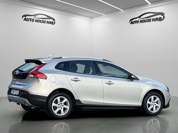 Volvo V40 Cross Country 10 of 23