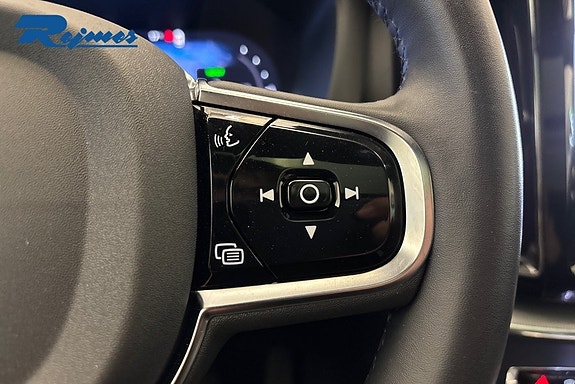 Volvo XC60 10 of 23