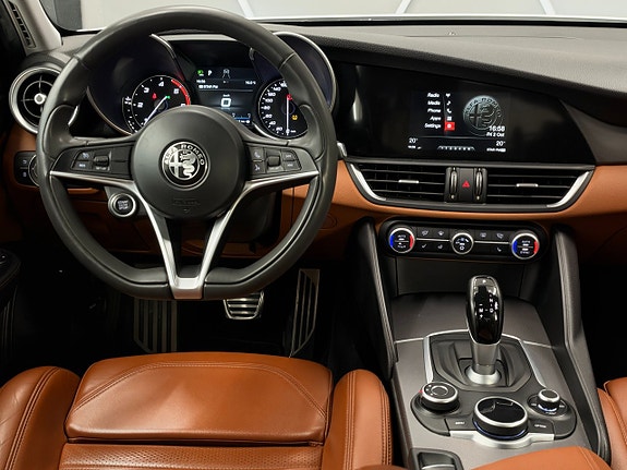 Alfa Romeo Giulia 18 of 21
