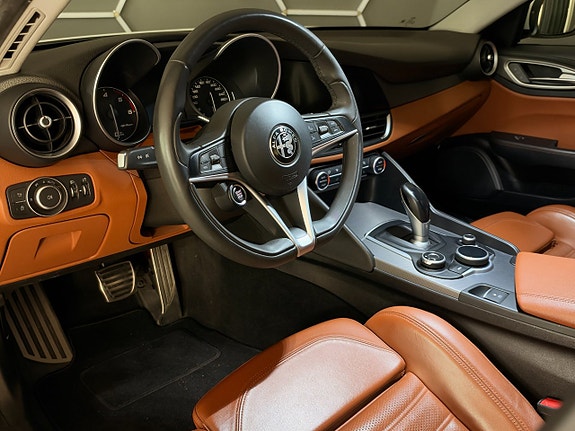 Alfa Romeo Giulia 7 of 21