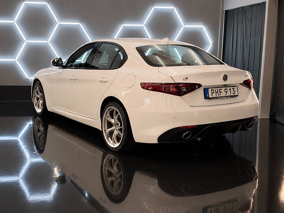 Alfa Romeo Giulia 5 of 21