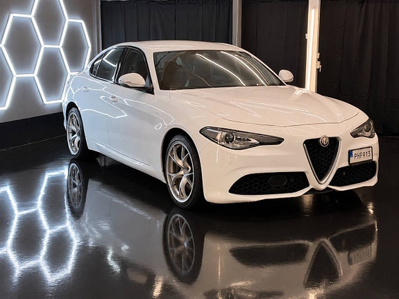 Alfa Romeo Giulia 3 of 21