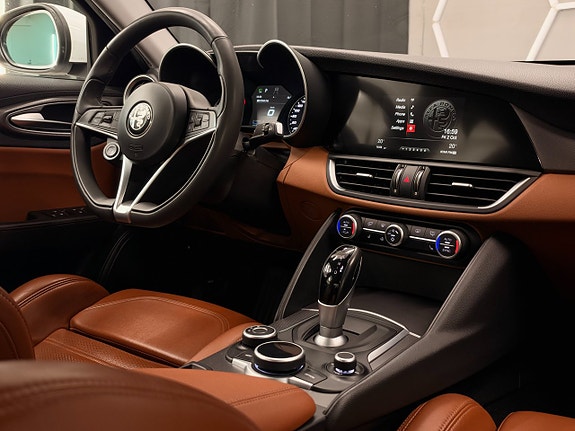 Alfa Romeo Giulia 19 of 21