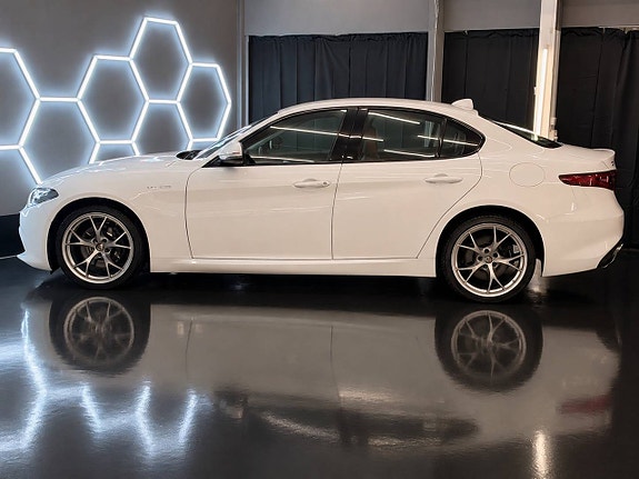 Alfa Romeo Giulia 6 of 21