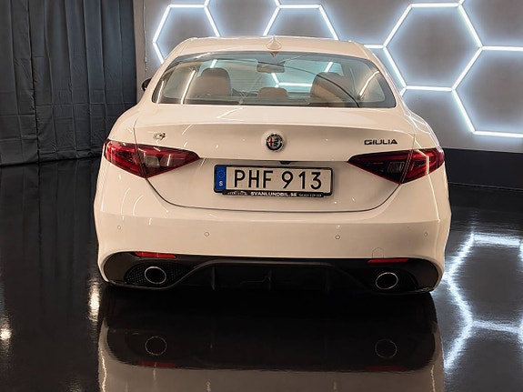 Alfa Romeo Giulia 4 of 21