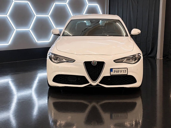 Alfa Romeo Giulia 2 of 21