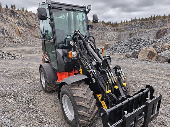 VELTRAX V1200C – Kompaktlastare med hytt, Kubota & Rexroth 2 of 12