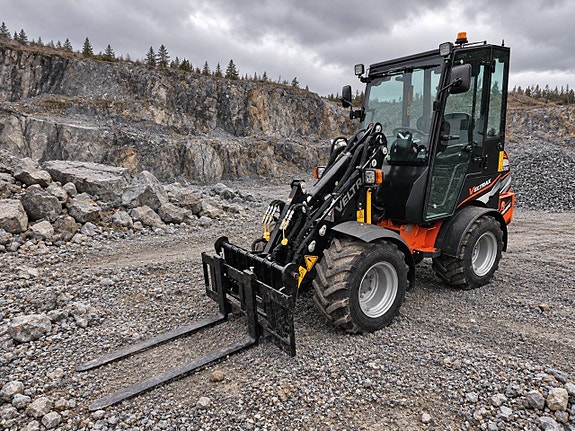 VELTRAX V1200C – Kompaktlastare med hytt, Kubota & Rexroth 7 of 12