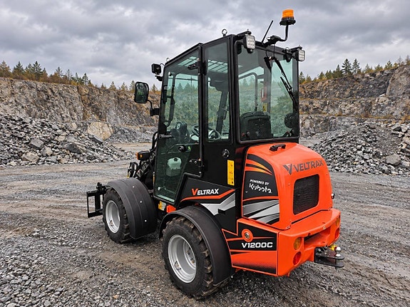 VELTRAX V1200C – Kompaktlastare med hytt, Kubota & Rexroth 5 of 12