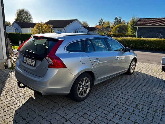 Volvo V60 2 of 5