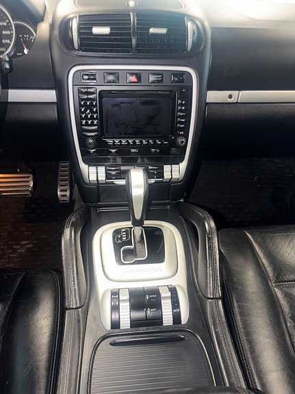 Porsche Cayenne Turbo 4 of 11
