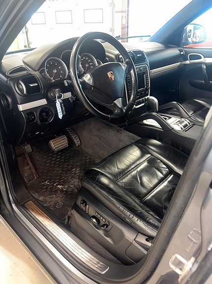 Porsche Cayenne Turbo 2 of 11