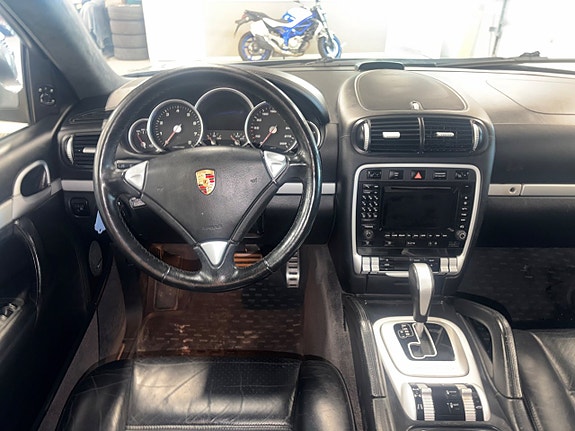 Porsche Cayenne Turbo 3 of 11