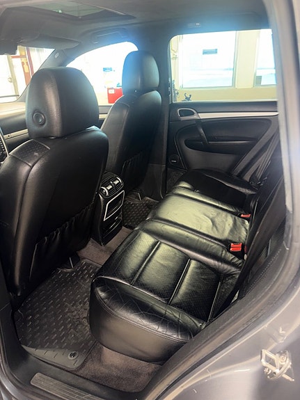 Porsche Cayenne Turbo 9 of 11