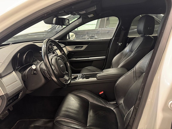 Jaguar XF 4 of 6