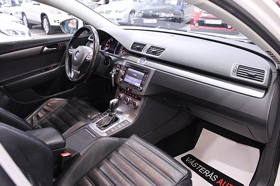 Volkswagen Passat 16 of 30