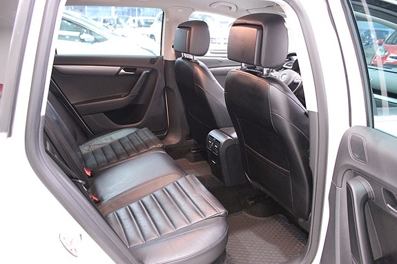 Volkswagen Passat 19 of 30