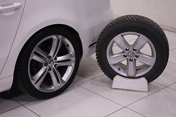 Volkswagen Passat 26 of 30