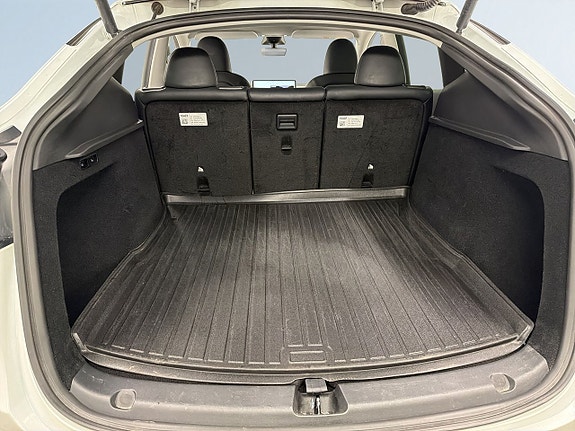 Tesla Model Y 12 of 24