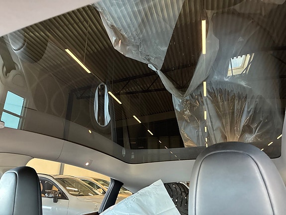 Tesla Model Y 20 of 24