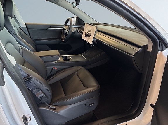 Tesla Model Y 10 of 24